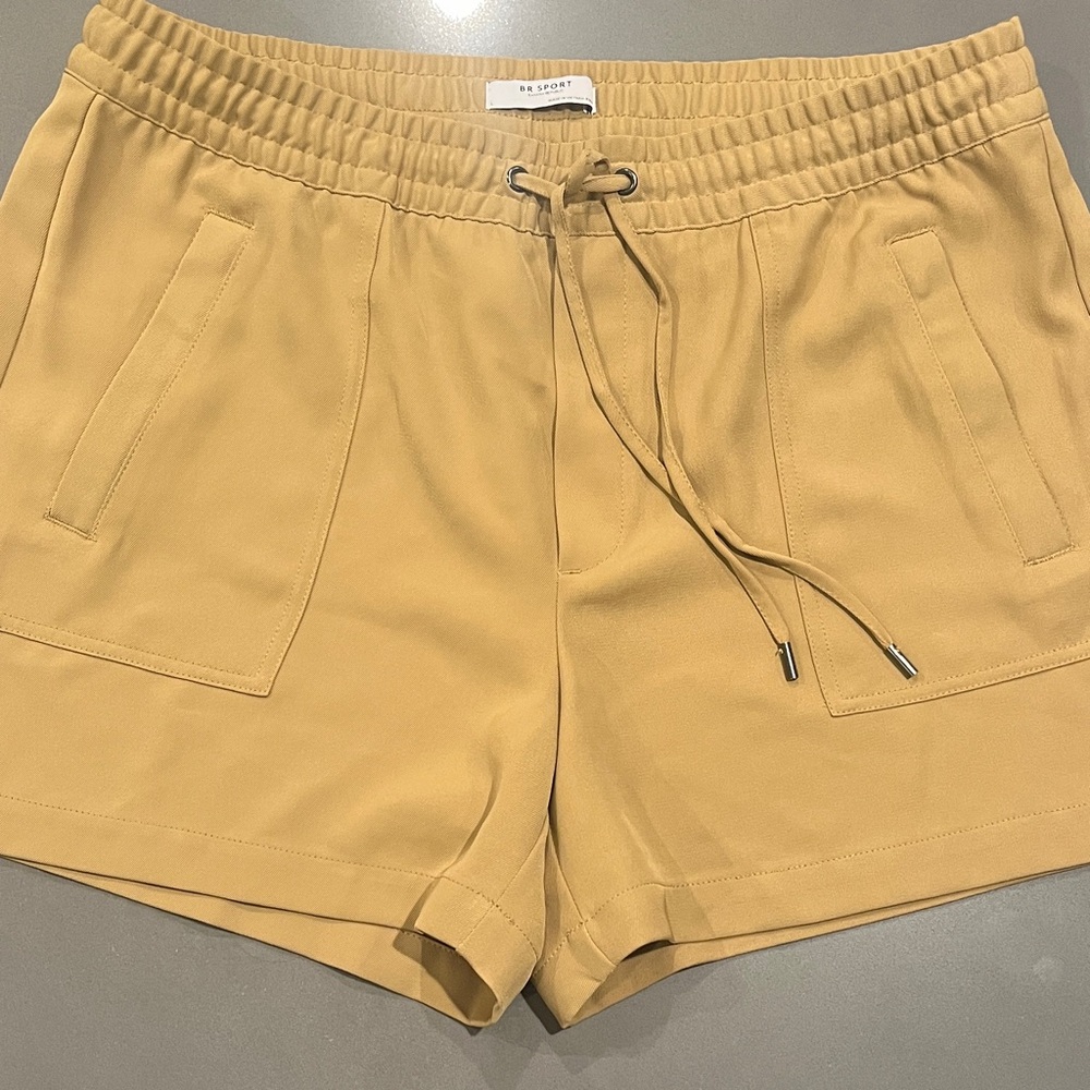 Banana Republic Sport Tan Athletic Shorts with Drawstring and Zipper Pockets